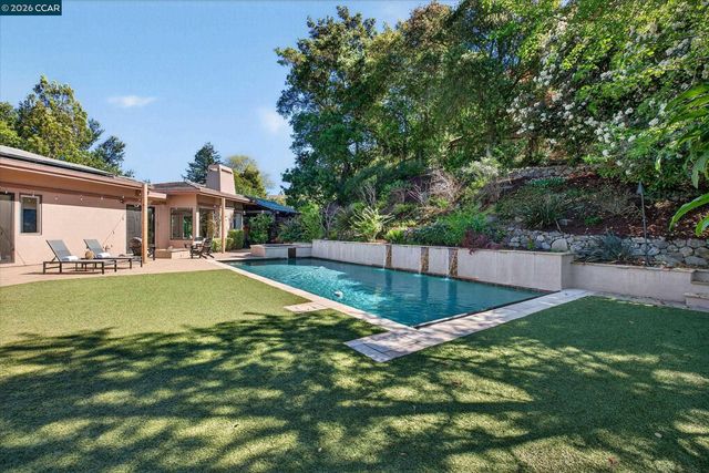 1 Gardiner Ct, Orinda, CA 94563