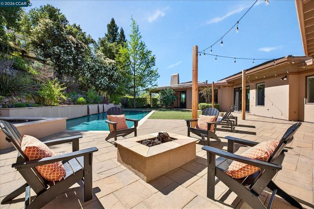 1 Gardiner Ct, Orinda, CA 94563