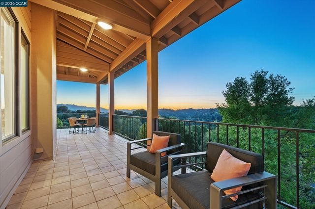 1 Gardiner Ct, Orinda, CA 94563