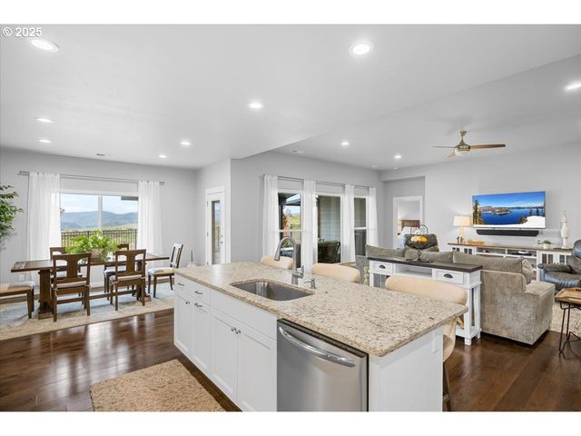 811 PEBBLE CREEK St, Sutherlin, OR 97479