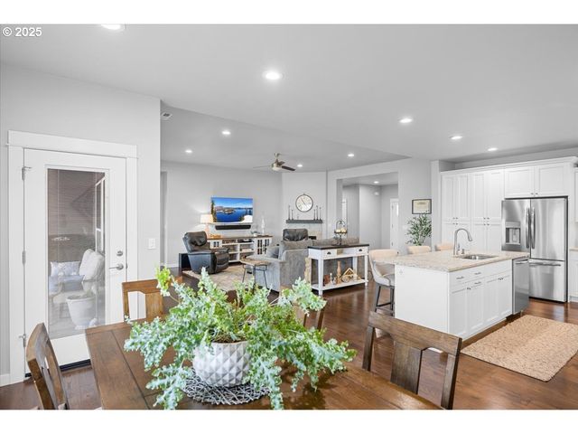 811 PEBBLE CREEK St, Sutherlin, OR 97479