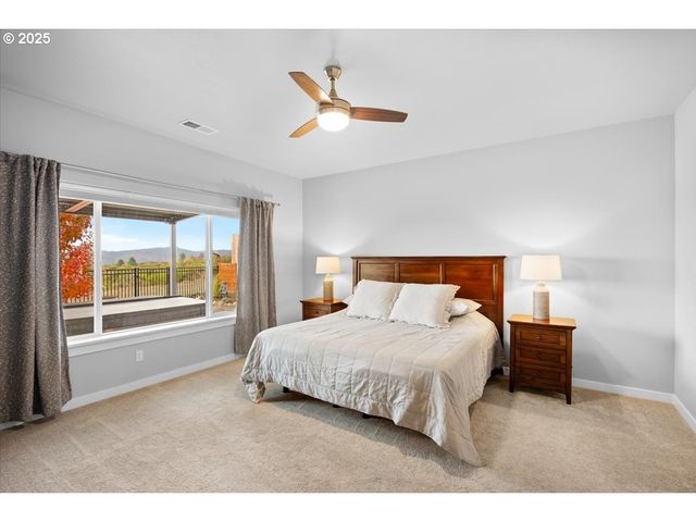 811 PEBBLE CREEK St, Sutherlin, OR 97479