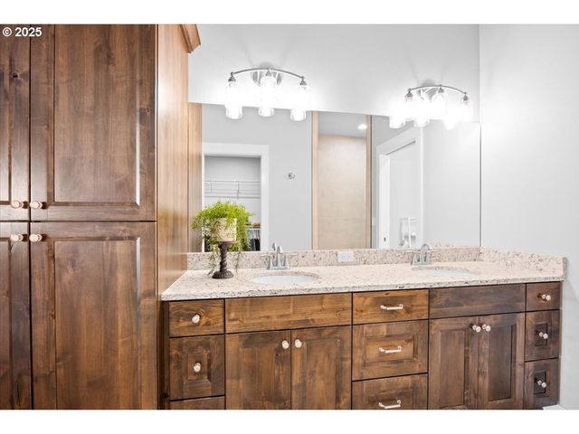 811 PEBBLE CREEK St, Sutherlin, OR 97479