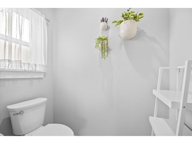 811 PEBBLE CREEK St, Sutherlin, OR 97479