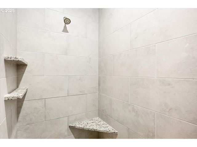 811 PEBBLE CREEK St, Sutherlin, OR 97479