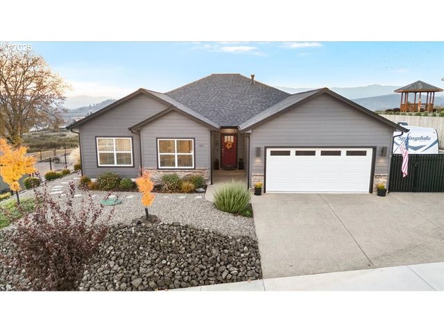 811 PEBBLE CREEK St, Sutherlin, OR 97479