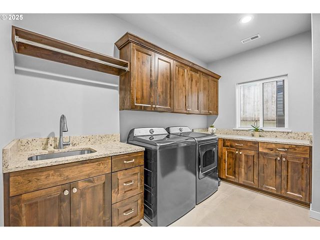 811 PEBBLE CREEK St, Sutherlin, OR 97479