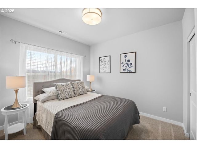 811 PEBBLE CREEK St, Sutherlin, OR 97479