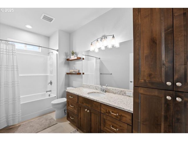 811 PEBBLE CREEK St, Sutherlin, OR 97479