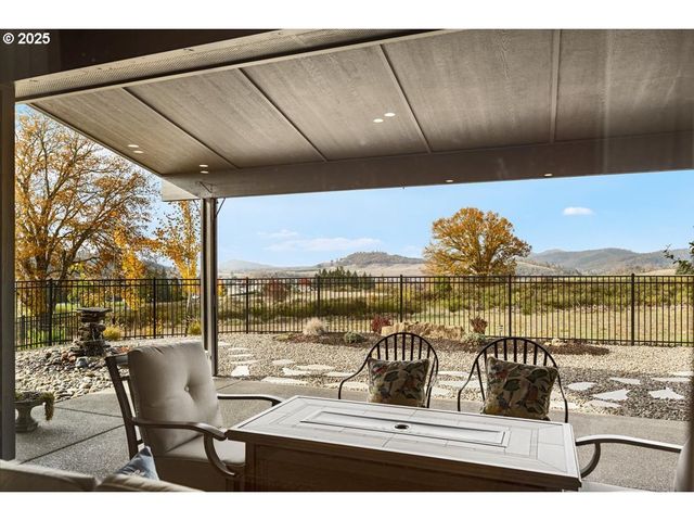 811 PEBBLE CREEK St, Sutherlin, OR 97479