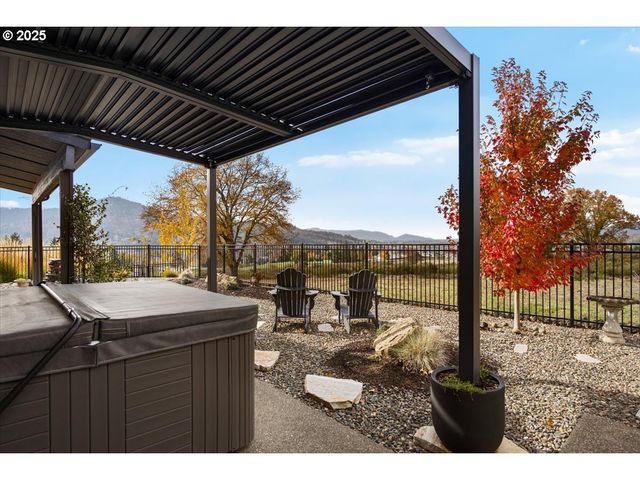 811 PEBBLE CREEK St, Sutherlin, OR 97479