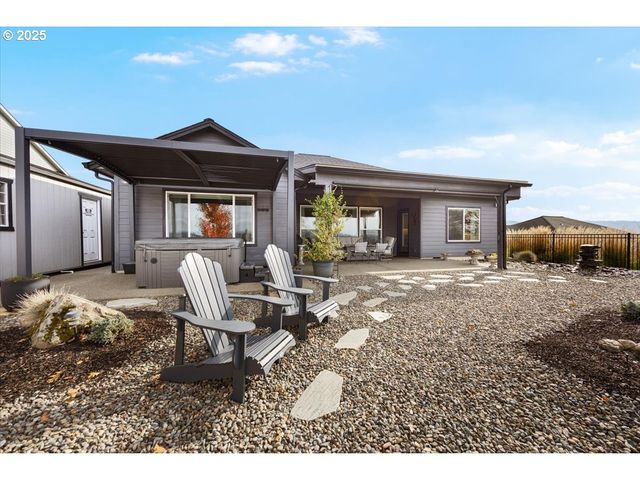 811 PEBBLE CREEK St, Sutherlin, OR 97479