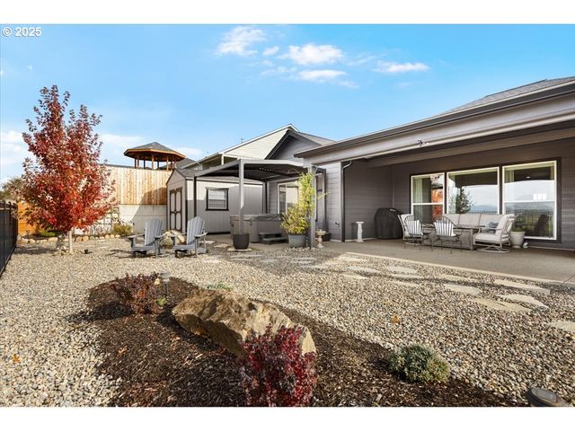 811 PEBBLE CREEK St, Sutherlin, OR 97479