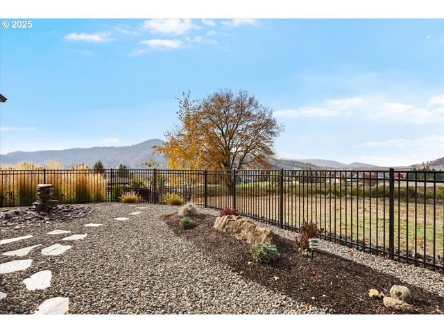 811 PEBBLE CREEK St, Sutherlin, OR 97479