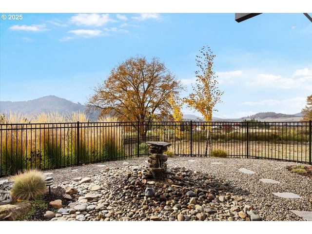 811 PEBBLE CREEK St, Sutherlin, OR 97479