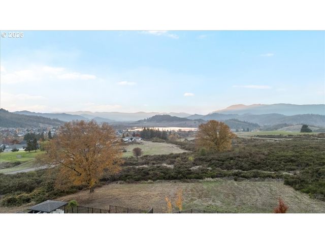 811 PEBBLE CREEK St, Sutherlin, OR 97479