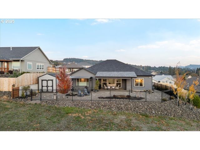 811 PEBBLE CREEK St, Sutherlin, OR 97479