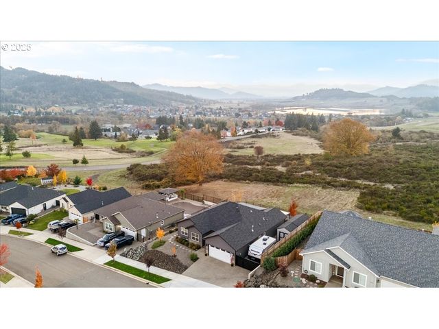 811 PEBBLE CREEK St, Sutherlin, OR 97479