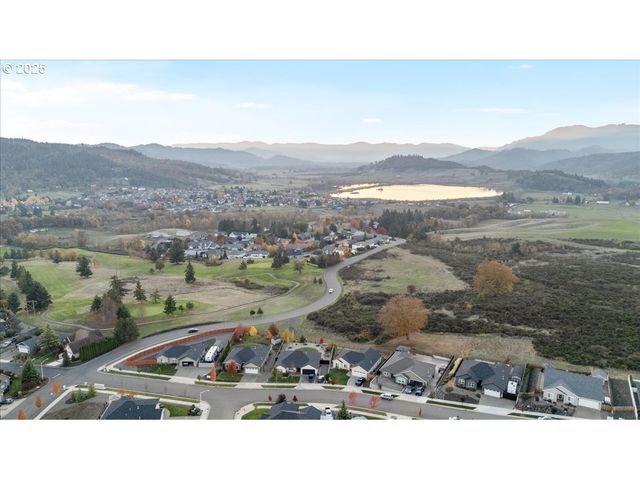 811 PEBBLE CREEK St, Sutherlin, OR 97479