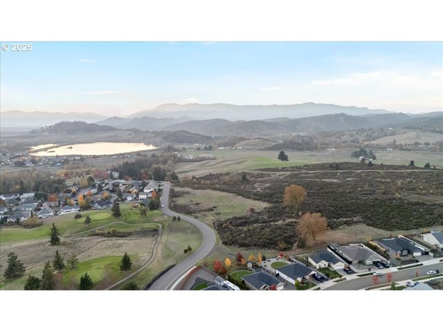 811 PEBBLE CREEK St, Sutherlin, OR 97479