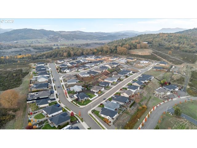 811 PEBBLE CREEK St, Sutherlin, OR 97479