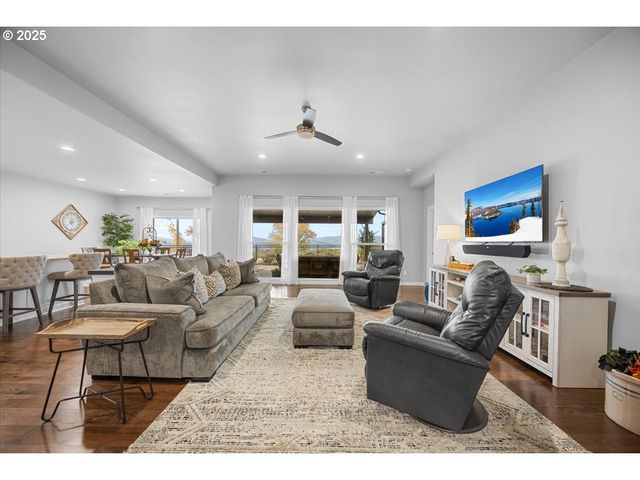 811 PEBBLE CREEK St, Sutherlin, OR 97479