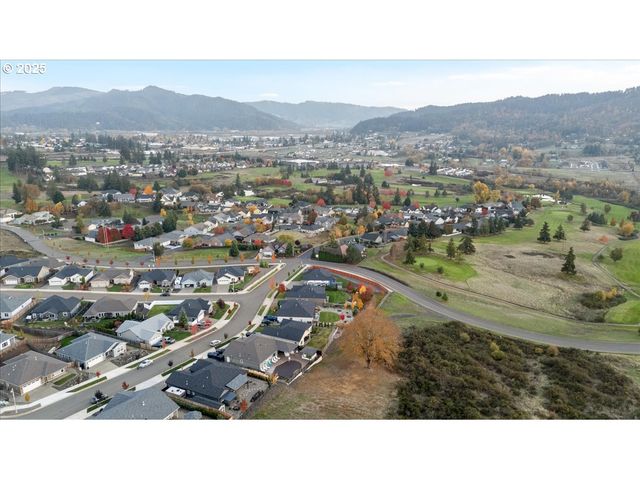 811 PEBBLE CREEK St, Sutherlin, OR 97479