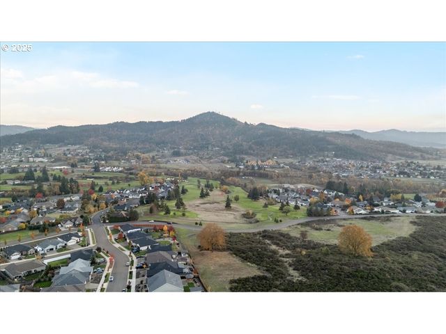 811 PEBBLE CREEK St, Sutherlin, OR 97479