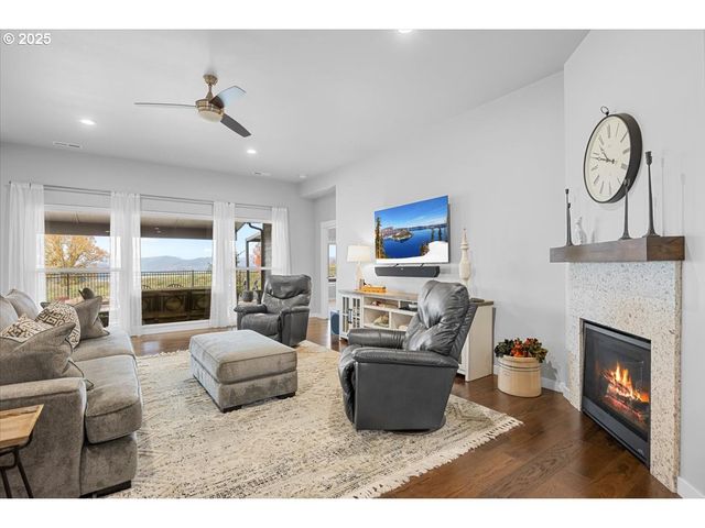 811 PEBBLE CREEK St, Sutherlin, OR 97479