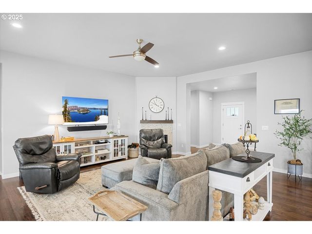 811 PEBBLE CREEK St, Sutherlin, OR 97479