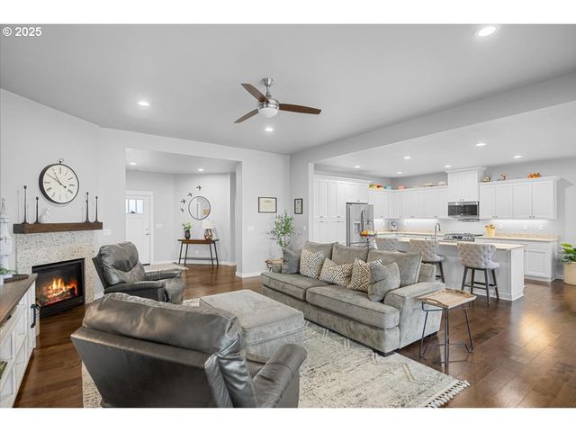 811 PEBBLE CREEK St, Sutherlin, OR 97479