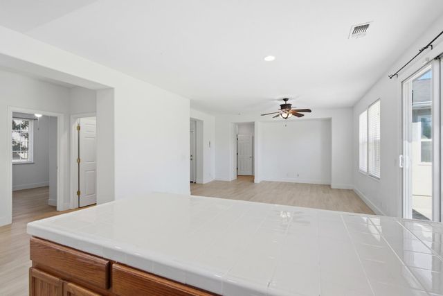 5176 W Oslin Avenue, Fresno, CA 93722