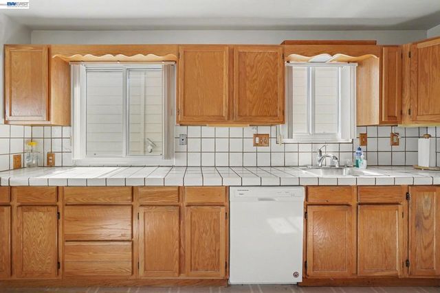 721 Gellert Blvd, Daly City, CA 94015