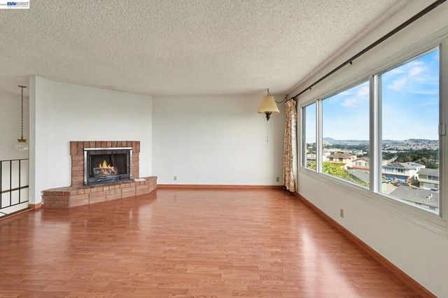 721 Gellert Blvd, Daly City, CA 94015