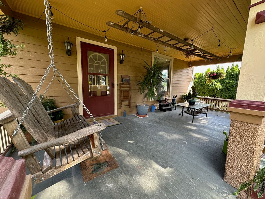 615 N 1st Avenue, Winterset, IA 50273