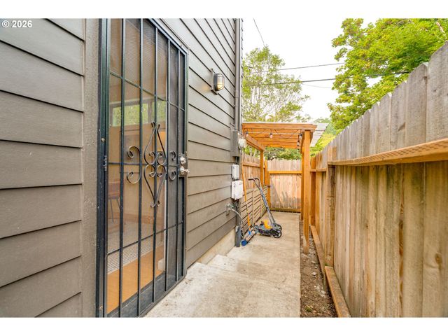 9326 N TIOGA Ave, Portland, OR 97203