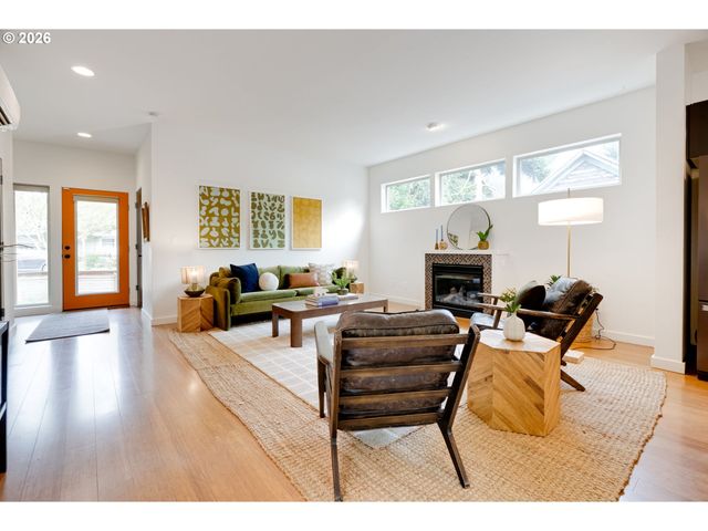 9326 N TIOGA Ave, Portland, OR 97203