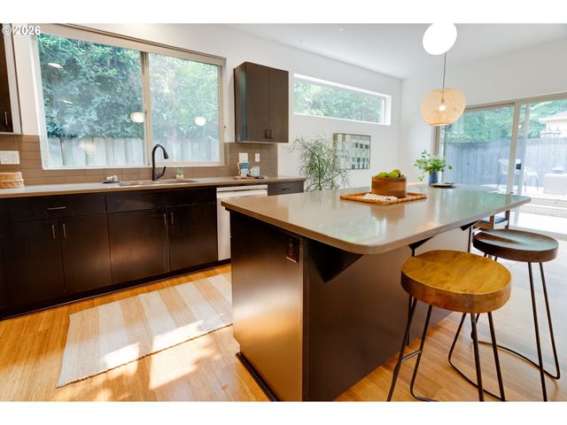 9326 N TIOGA Ave, Portland, OR 97203