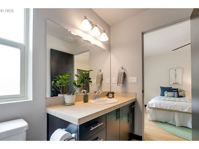 9326 N TIOGA Ave, Portland, OR 97203