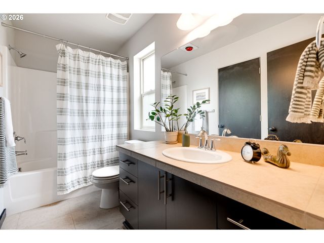 9326 N TIOGA Ave, Portland, OR 97203