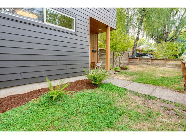 9326 N TIOGA Ave, Portland, OR 97203