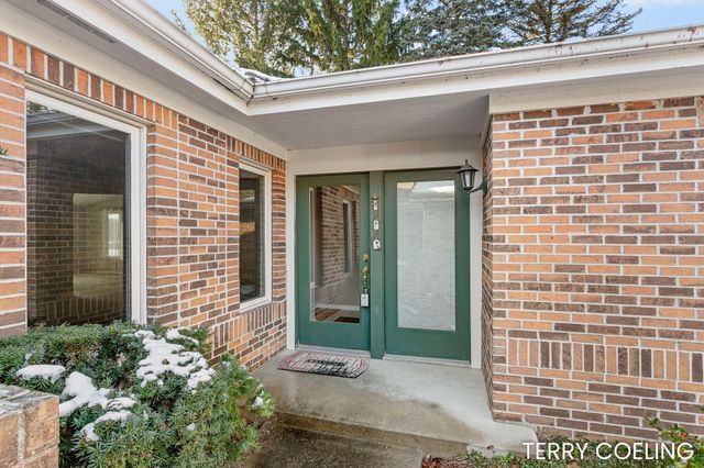 2868 Grand Isle Drive Ne, Plainfield Twp, MI 49306