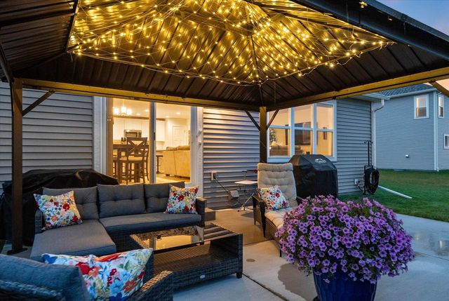 213 Emerald BOULEVARD, Saukville, WI 53080
