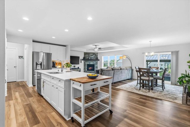 213 Emerald BOULEVARD, Saukville, WI 53080