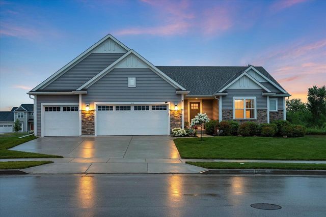 213 Emerald BOULEVARD, Saukville, WI 53080