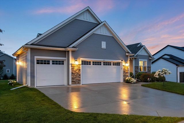 213 Emerald BOULEVARD, Saukville, WI 53080