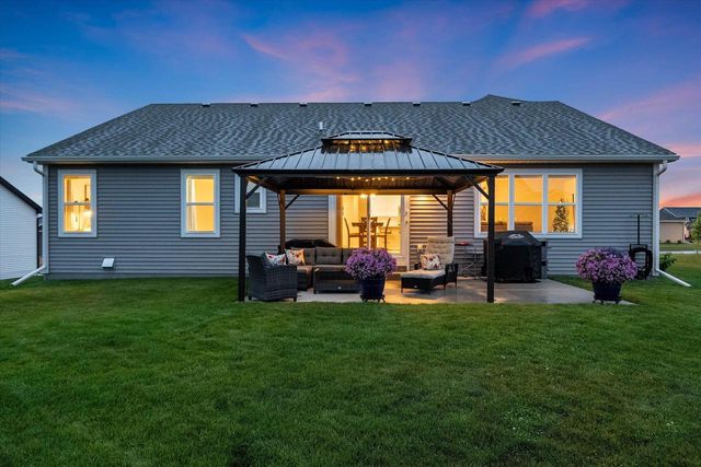 213 Emerald BOULEVARD, Saukville, WI 53080