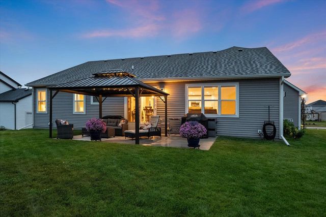 213 Emerald BOULEVARD, Saukville, WI 53080