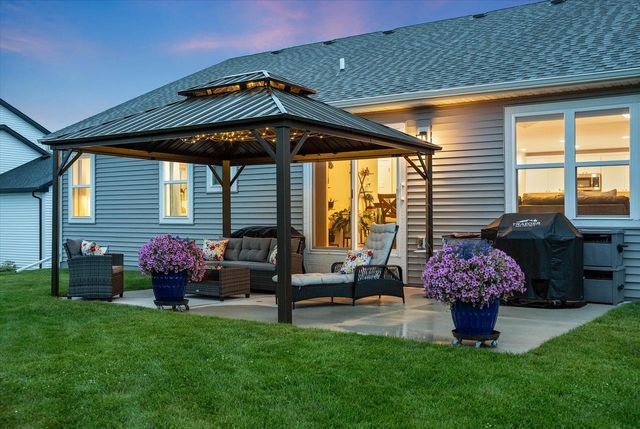 213 Emerald BOULEVARD, Saukville, WI 53080