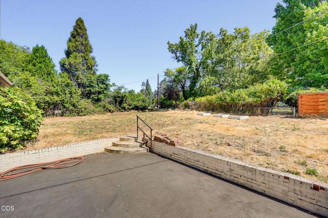 2137 E Jackson Street, Medford, OR 97504